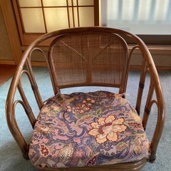 籐製の座椅子の画像