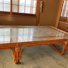 籐のテーブルの画像