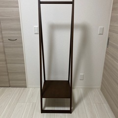 「無印良品 木製コートハンガー 棚付き／引き取り限定の画像
