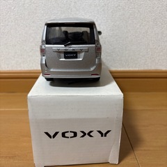トヨタ　VOXY 80系　1／24スケール　　　　　　　　　　　　　　　　　　　　　　　　　　カラーサンプルミニカー　非売品の画像