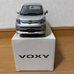 トヨタ　VOXY 80系　1／24スケール　　　　　　　　　　　　　　　　　　　　　　　　　　カラーサンプルミニカー　非売品の画像