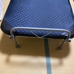 折りたたみ式パイプベッドの画像