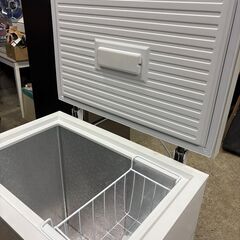 S-cubism チェスト型冷凍庫 142L ホワイト 上開き式 たのメル便発送予定の画像