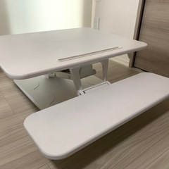 上下昇降が可能なリフトアップデスク。手元のレバーで簡単に上下昇降でき高さを17～43cmの無段階で最大26cm変更可能。の画像