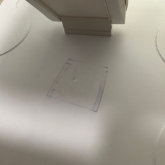 上下昇降が可能なリフトアップデスク。手元のレバーで簡単に上下昇降でき高さを17～43cmの無段階で最大26cm変更可能。の画像