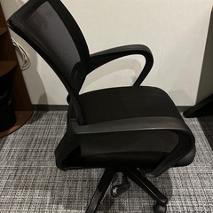 【4脚セット】メッシュオフィスチェア／肘掛け・キャスター付き／事務所・在宅向けの画像