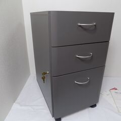 【組み立て済み未使用品・USA製】　SAUDER サウダー　デスクサイドキャビネット　デスクワゴン　３段引き出しキャスターワゴン　鍵付き（下部２段適用）　巾393mm　奥行515mm（扉面） 高さ705mm　重さ約35㎏（引き出しを取ると20kgちょっと）　の画像