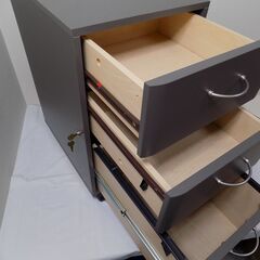 【組み立て済み未使用品・USA製】　SAUDER サウダー　デスクサイドキャビネット　デスクワゴン　３段引き出しキャスターワゴン　鍵付き（下部２段適用）　巾393mm　奥行515mm（扉面） 高さ705mm　重さ約35㎏（引き出しを取ると20kgちょっと）　の画像