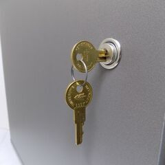 【組み立て済み未使用品・USA製】　SAUDER サウダー　デスクサイドキャビネット　デスクワゴン　３段引き出しキャスターワゴン　鍵付き（下部２段適用）　巾393mm　奥行515mm（扉面） 高さ705mm　重さ約35㎏（引き出しを取ると20kgちょっと）　の画像