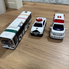 おもちゃ救急車パトカーバスの画像