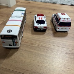おもちゃ救急車パトカーバスの画像