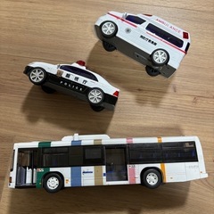 おもちゃ救急車パトカーバスの画像