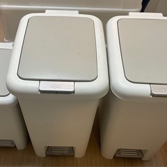 ゴミ箱3つの画像