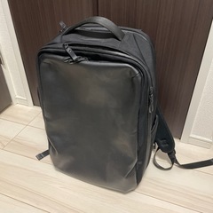 掃除機と椅子とリュックとダウンの画像