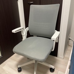 掃除機と椅子とリュックとダウンの画像