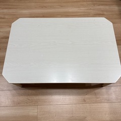 白ローテーブルの画像