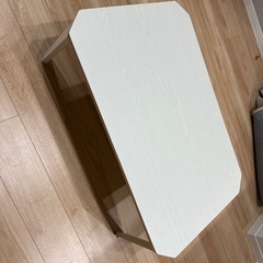 白ローテーブルの画像