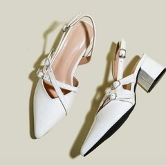 ホワイト ポインテッドトゥ スリングバックパンプスの画像