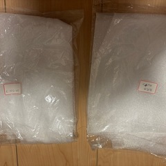 赤と白のオーガンジーまたはスパークレース布の画像