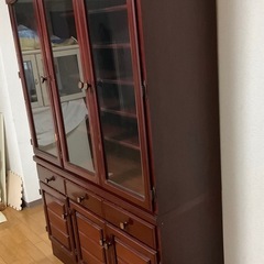 食器棚　ワインレッド色の画像