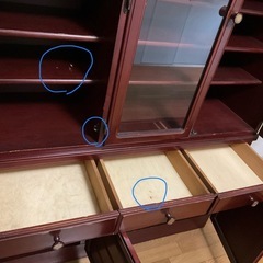 食器棚　ワインレッド色の画像