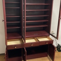 食器棚　ワインレッド色の画像