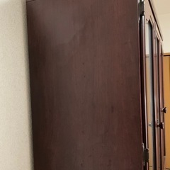 食器棚　ワインレッド色の画像