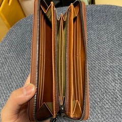 レザー ブラウン 長財布 エンブレム付きの画像
