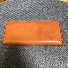 レザー ブラウン 長財布 エンブレム付きの画像