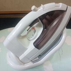 (取引中)【オマケ商品】購入可能　Hitachiのアイロン＆アイロン台セットの画像