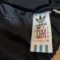 アディダスオリジナルダウンジャケットの画像