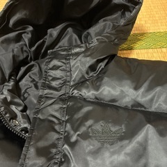 アディダスオリジナルダウンジャケットの画像