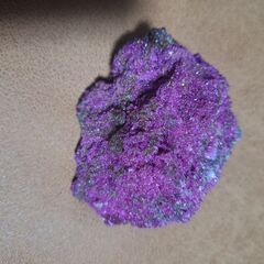 ルビーをくり抜いた後の原石です。の画像