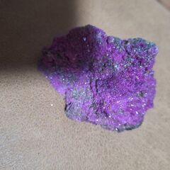 ルビーをくり抜いた後の原石です。の画像