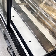中古 サンデンケーキ＆デリカケース TSA-150X-D・後引き戸・100V・サンデン 対面冷蔵ショーケース の画像