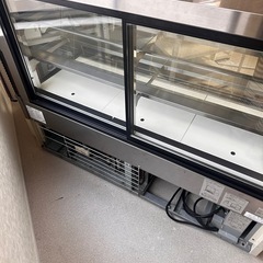 中古 サンデンケーキ＆デリカケース TSA-150X-D・後引き戸・100V・サンデン 対面冷蔵ショーケース の画像