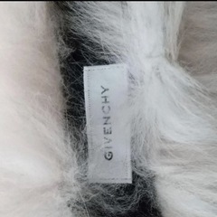 新品未使用ジバンシィファーマフラーの画像