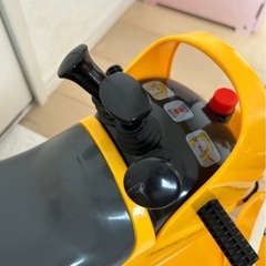 コマツ 乗り物　ショベルカー　ヘルメット付きの画像