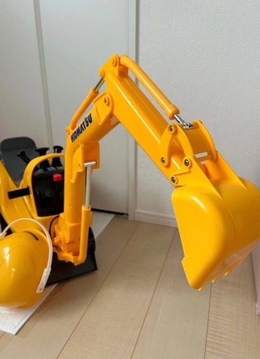 コマツ 乗り物　ショベルカー　ヘルメット付き 足けり乗用玩具 マイクロショベル コマツPC01 乗れる車のおもちゃ