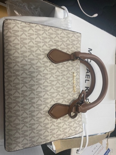 未急ぎ明日まで　
使用　MICHAEL KORS SHEILA　交渉あり
