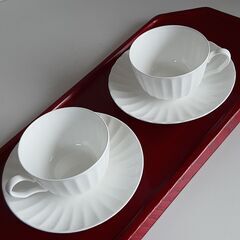 【未使用新品】木製トレイ付 ボーンチャイナ ホワイトカップ&ソーサー 2客の画像