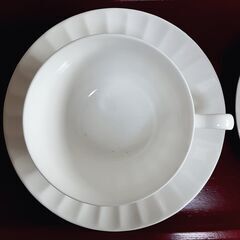 【未使用新品】木製トレイ付 ボーンチャイナ ホワイトカップ&ソーサー 2客の画像