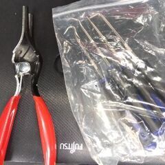 サーモスタット交換用ツールセットとプライヤーの画像