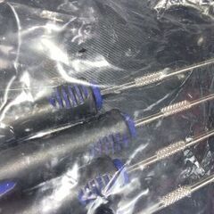 サーモスタット交換用ツールセットとプライヤーの画像