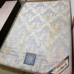 マットレス　ボックスシーツ付き　セミダブルの画像