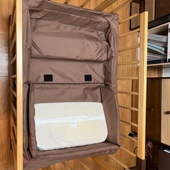 【お得セット】ファルスカ farska ベビーベッド＋コンパクトベッド（付属品多数／キャスター不具合あり）の画像