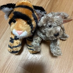 トラとイヌのぬいぐるみの画像