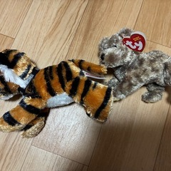 トラとイヌのぬいぐるみの画像