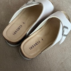 【最終値下げ】白のサンダルの画像