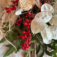 南天とソラフラワーのスワッグ型しめ縄飾りの画像